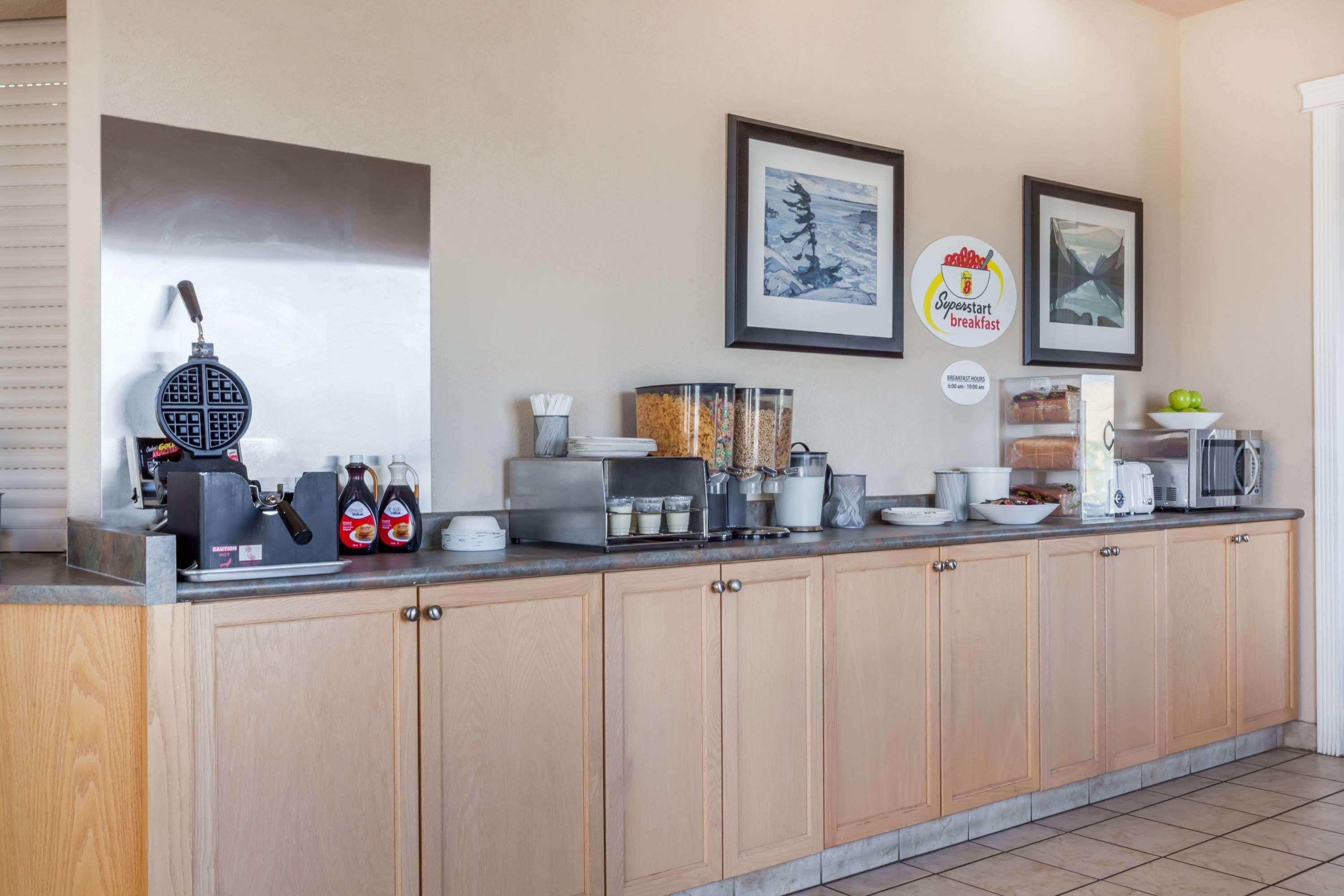 Super 8 By Wyndham Pincher Creek Ab Exterior foto