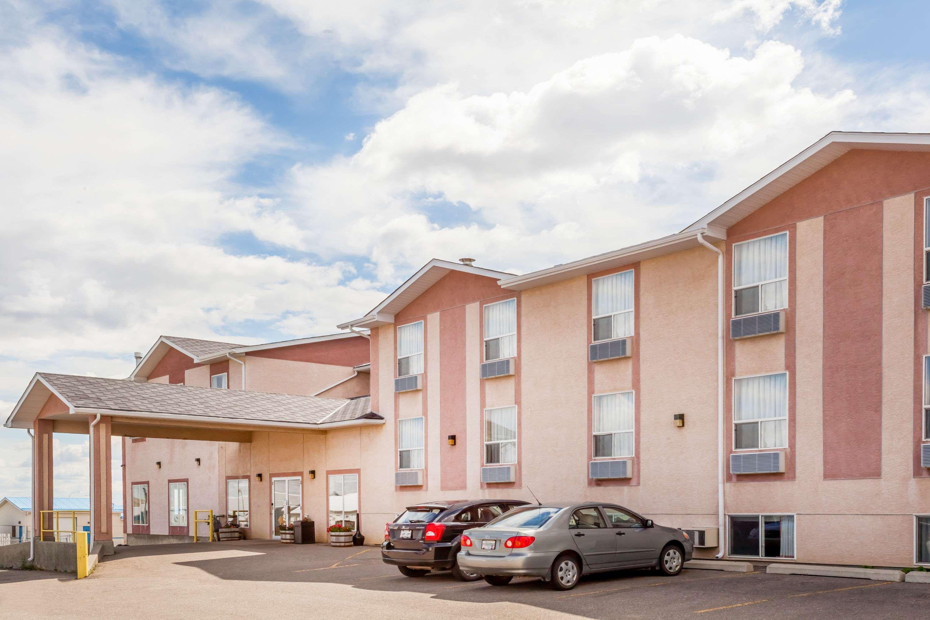 Super 8 By Wyndham Pincher Creek Ab Exterior foto