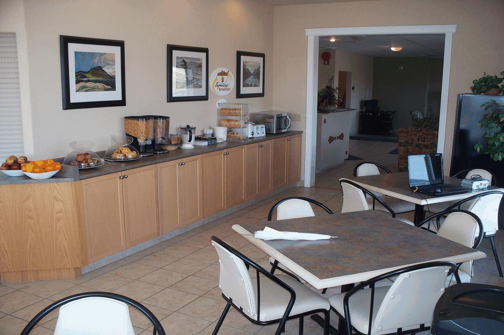 Super 8 By Wyndham Pincher Creek Ab Exterior foto