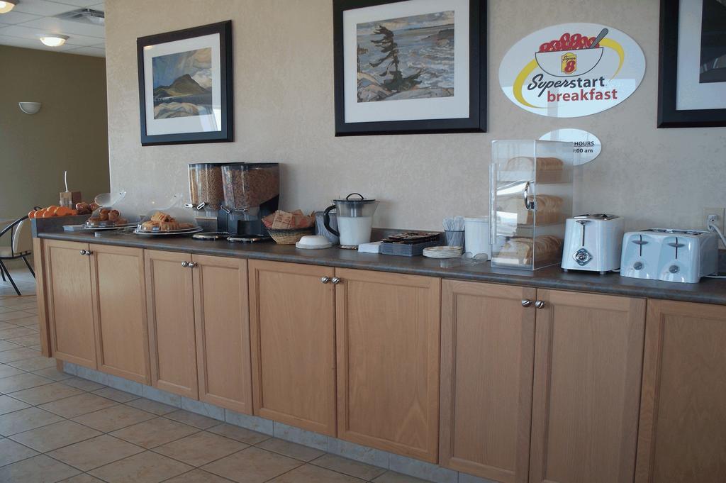 Super 8 By Wyndham Pincher Creek Ab Exterior foto